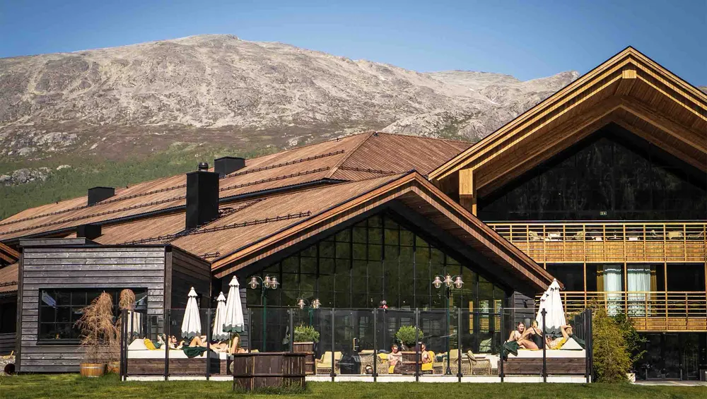Fýri Resort i sommersol med Hemsedalsfjellene i bakgrunnen