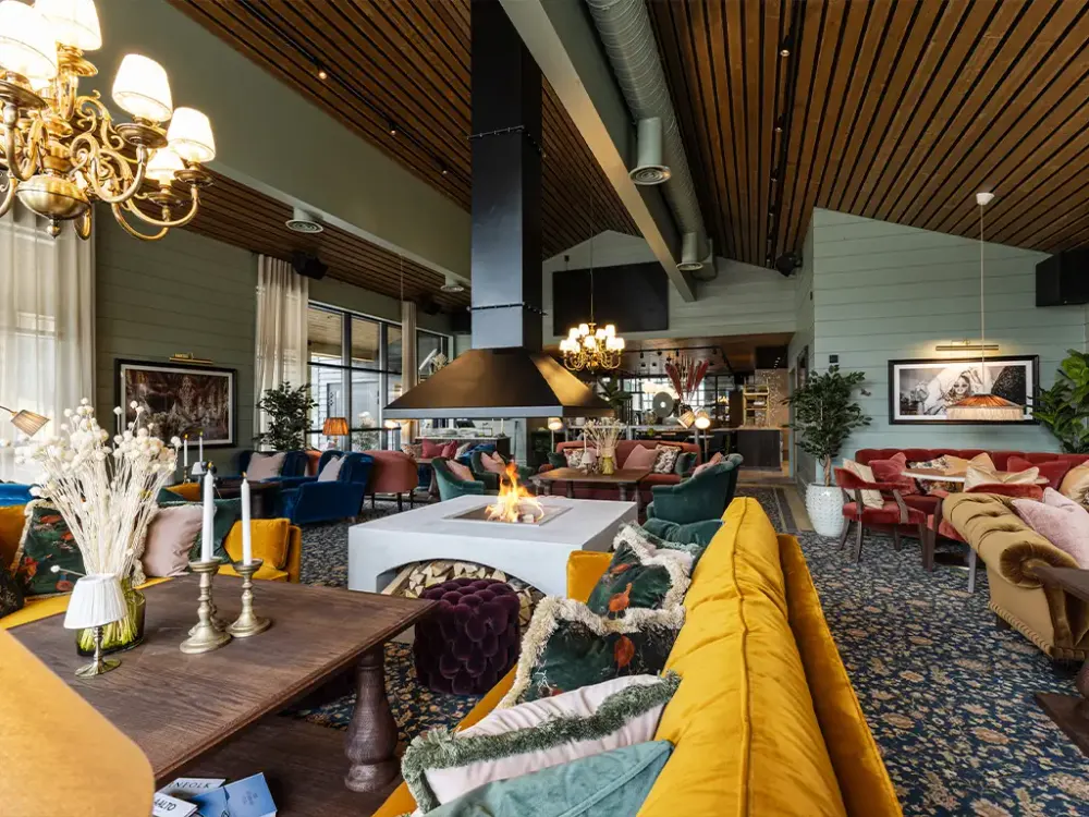 Fargerik og stemningsfull lounge med åpen peis i Rambler restaurant