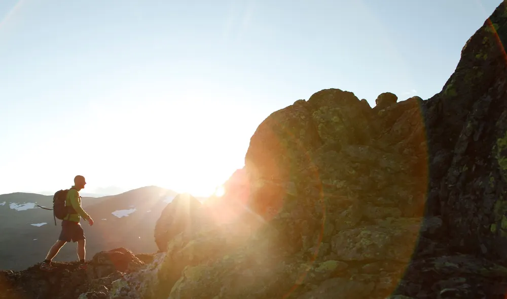 Turgåer på fjellrygg i kveldssol i Hemsedal