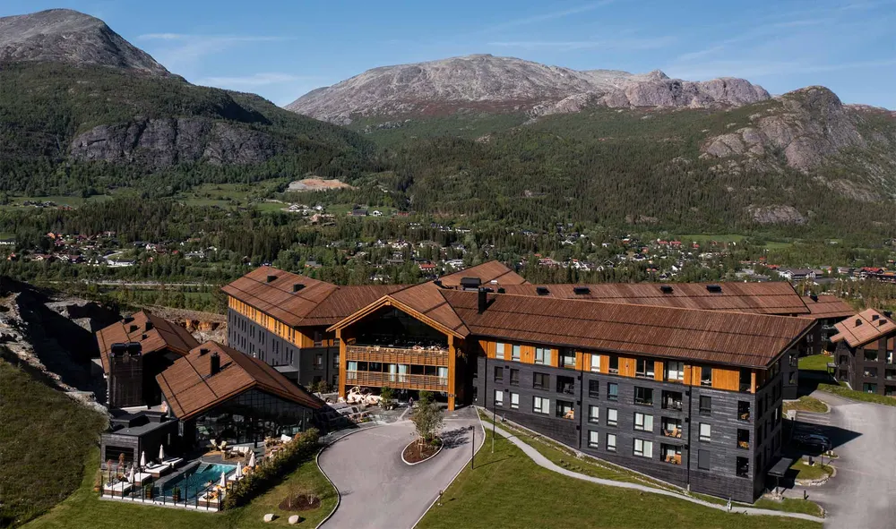 Luftfoto av Fýri Resort med bygda og Hemsedalsfjellene i bakgrunnen