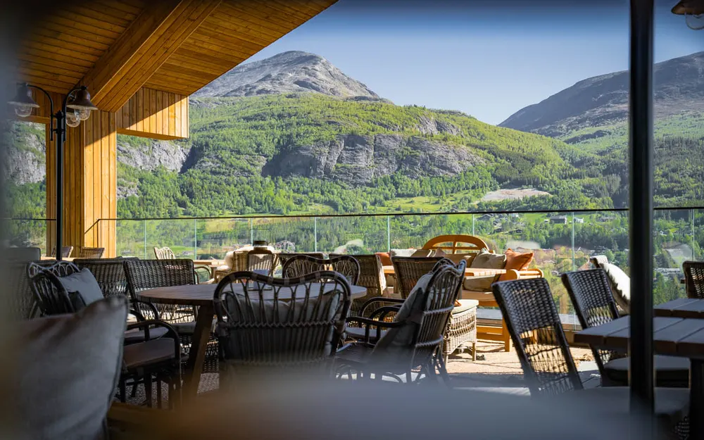 Terrassen på Bar Liv med panoramautsikt over grønne fjell i Hemsedal