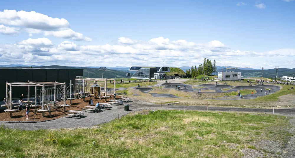 Gondoltoppen på Hafjell en sommerdag — pumptrack, klatrepark og gondolstasjon med vid utsikt over Gudbrandsdalen