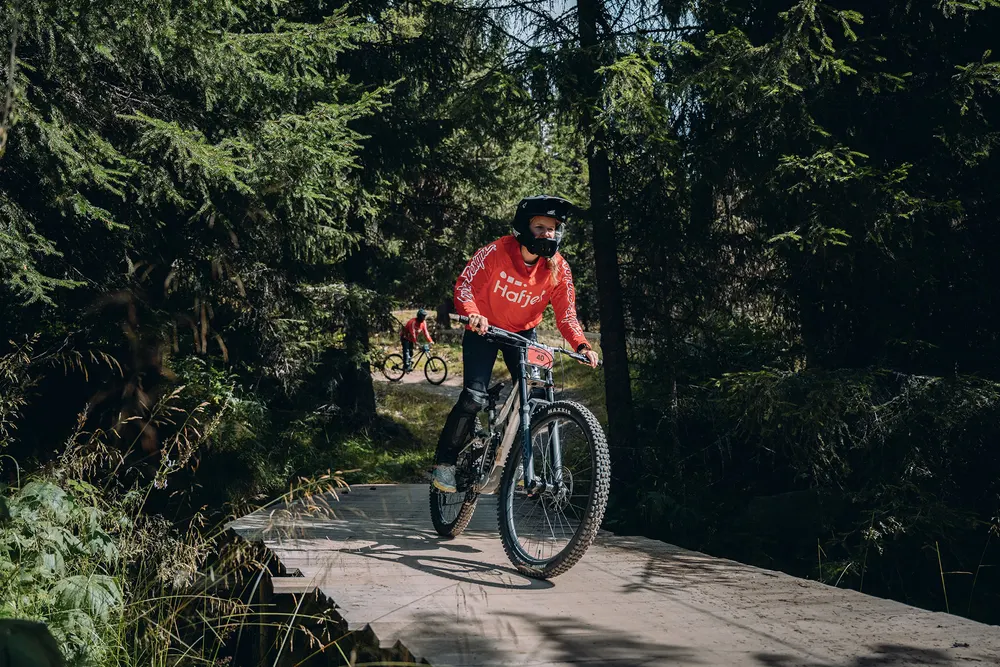 Downhill-løype gjennom skogen i Hafjell Bike Park