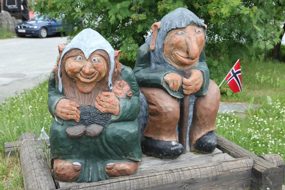 To trollfigurer i tre med norsk flagg — Gudbrandsdalen er troll- og eventyrland