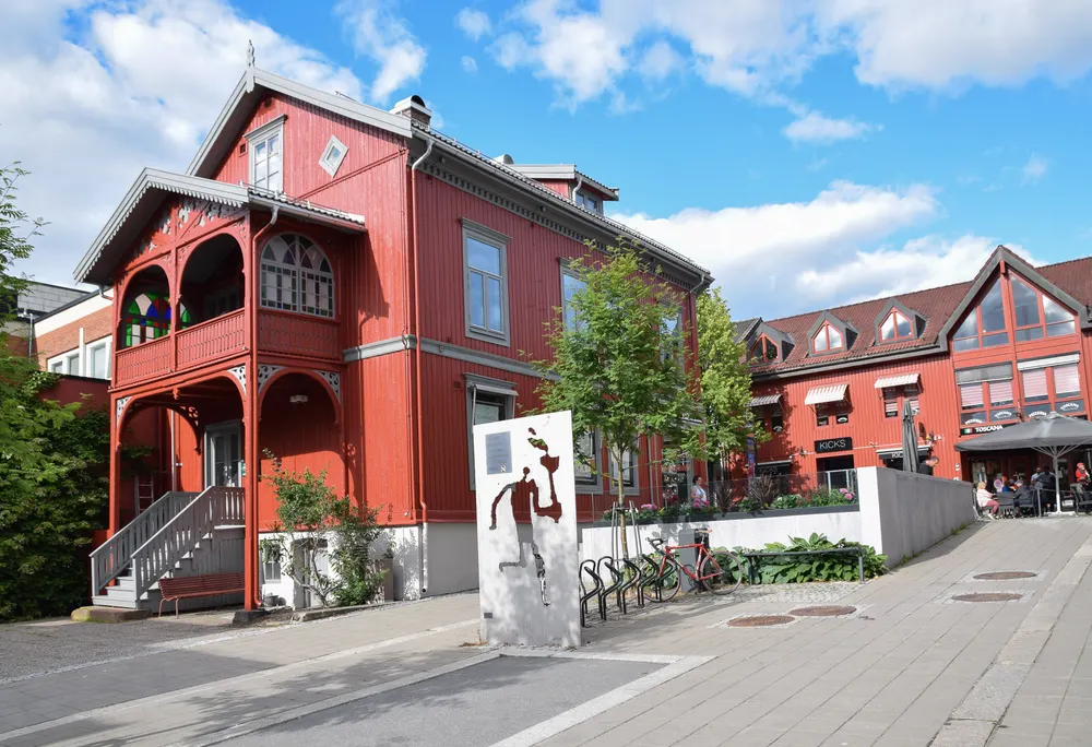 Gammelt gult trehus på hjørnet i Storgata i Lillehammer