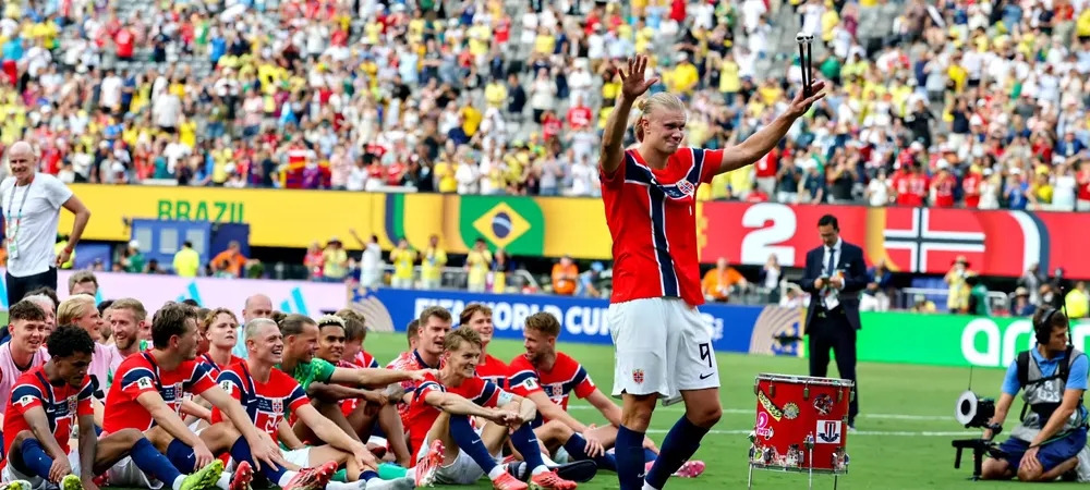 Erling Haaland hilser til publikum mens laget feirer på gresset — Norge slo Brasil 2–1 og er klar for VM-kvartfinalen